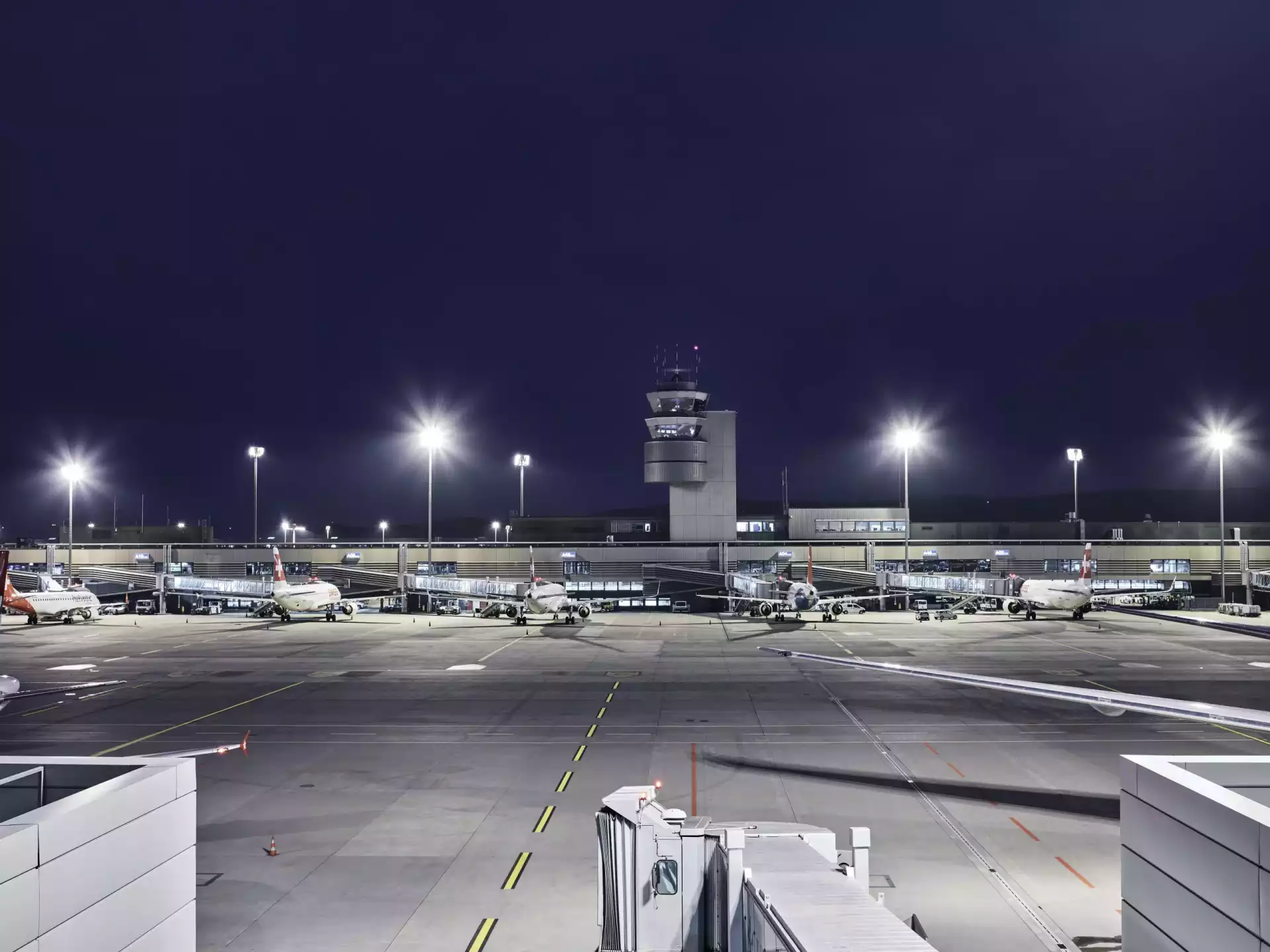 Tour de contrôle de l'aéroport de Zurich en Suisse pendant la nuit
